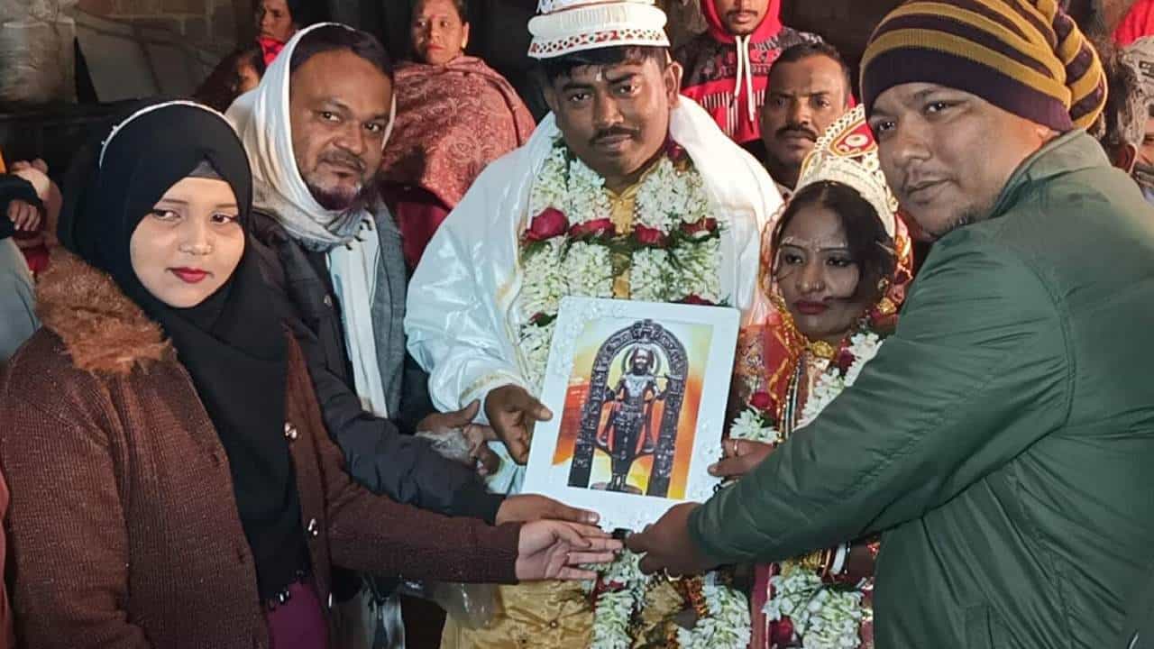 Dankuni: বন্দনার বিয়ের ভার নিলেন আশরফ-মামুদরা, উপহার দিলেন রামলালার ছবি Dankuni: বন্দনার বিয়ের ভার নিলেন আশরফ-মামুদরা, উপহার দিলেন রামলালার ছবি