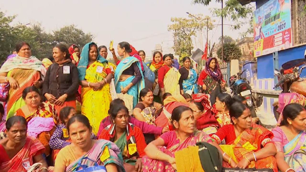 Mid Day Meal Workers Protest: নামমাত্র ভাতায় কাজ করায় সরকার, এবার রাজপথে প্রতিবাদে মুখর মিড ডে মিল কর্মীরা