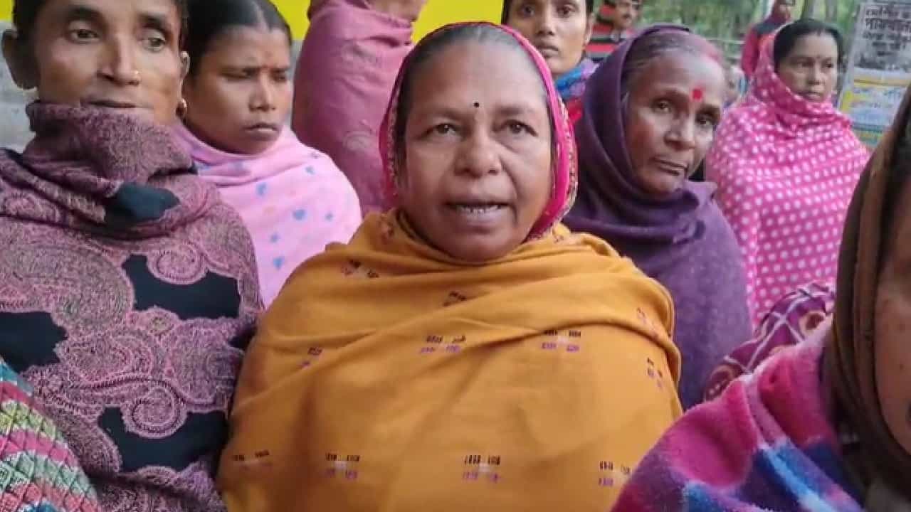 Kolaghat: কার্তিকের ফাঁদে পড়ে পাড়ার মেয়ে-বউদের কপালে হাত! Kolaghat: কার্তিকের ফাঁদে পড়ে পাড়ার মেয়ে-বউদের কপালে হাত!