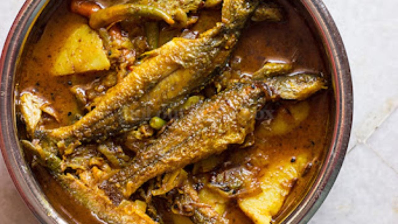 এবার পেঁয়াজ কলি দিয়ে কষিয়ে ভেজে রাখা মাছ দিন। মাছ-মশলার সঙ্গে ভাল করে কষলে এক গ্লাস জল দিয়ে দিন। ঢাকা দিয়ে ২-৩ মিনিট ফুটিয়ে নিন। একদম মাখা মাখা হলে নামিয়ে নিন। প্রয়োজনে ৫ মিনিট ফোটাতে পারেন। গরম ভাতের সঙ্গে এই ট্যাংরা মাছের ঝোল খেতে কিন্তু দারুণ লাগে 