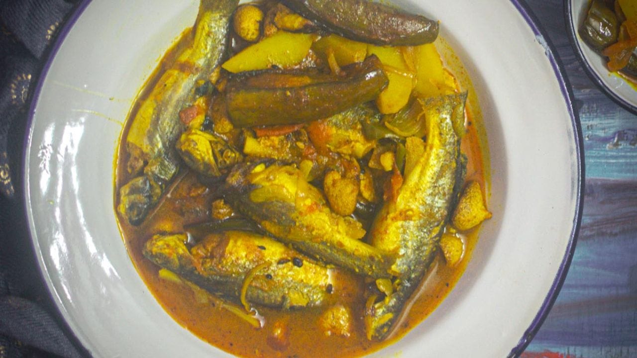 পেঁয়াজকুচি দিন প্রথমে। বাদামী হলে একটা পেস্ট দিন। একটা টমেটো কুচি, ধনে গুঁড়ো, জিরে গুঁড়ো, গোলমরিচ গুঁড়ো আর কাঁচালঙ্কার পেস্ট করে নিন। এই পেস্ট দিয়ে স্বাদমতো নুন-হলুদ দিয়ে কষতে থাকুন। কষে নিয়ে ভেজে রাখা বেগুন এর মধ্যে দিয়ে কষতে থাকুন। এবার অল্প অল্প করে জল দিতে হবে 