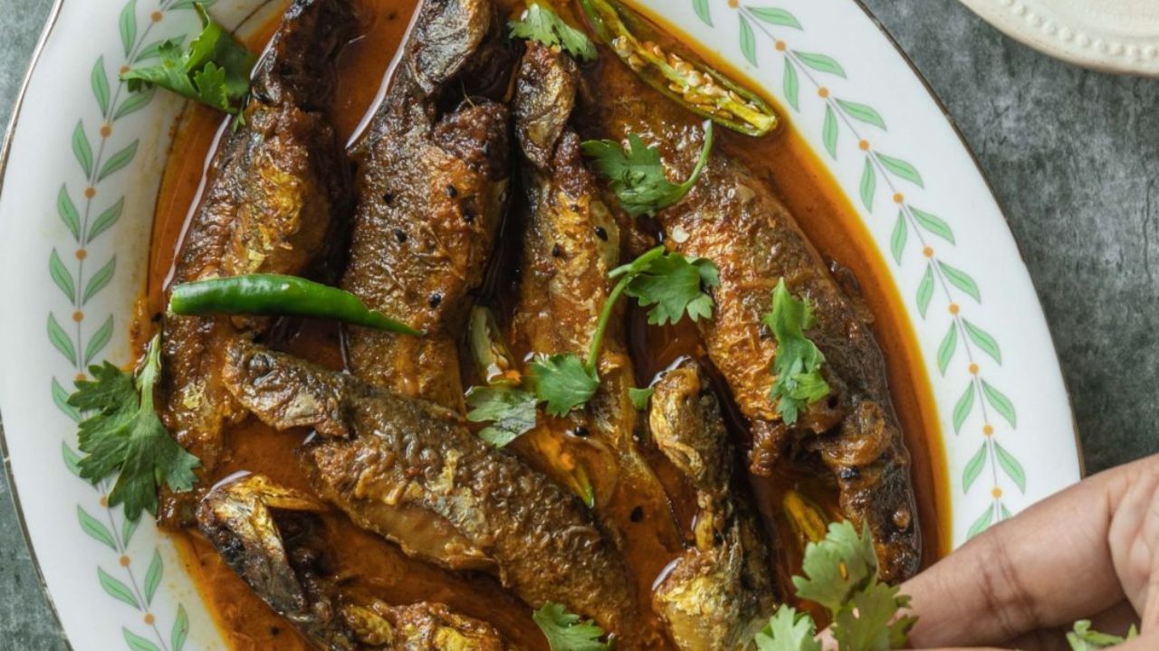 মাছ ভাজা হলে বাকি তেলে বেগুন দিয়ে ভেজে নিতে হবে। বেগুন বড় বড় টুকরো করে কাটবেন আর ভাজার আগে সামান্য নুন-হলুদ মাখিয়ে রাখবেন। বেগুন ভাজা হলে লম্বা করে কেটে রাখা আলু ভেজে নেবেন। বাকি সব ভেজে তুলে এক চামচ তেল দিন, একটু পাঁচফোড়ন দিন 