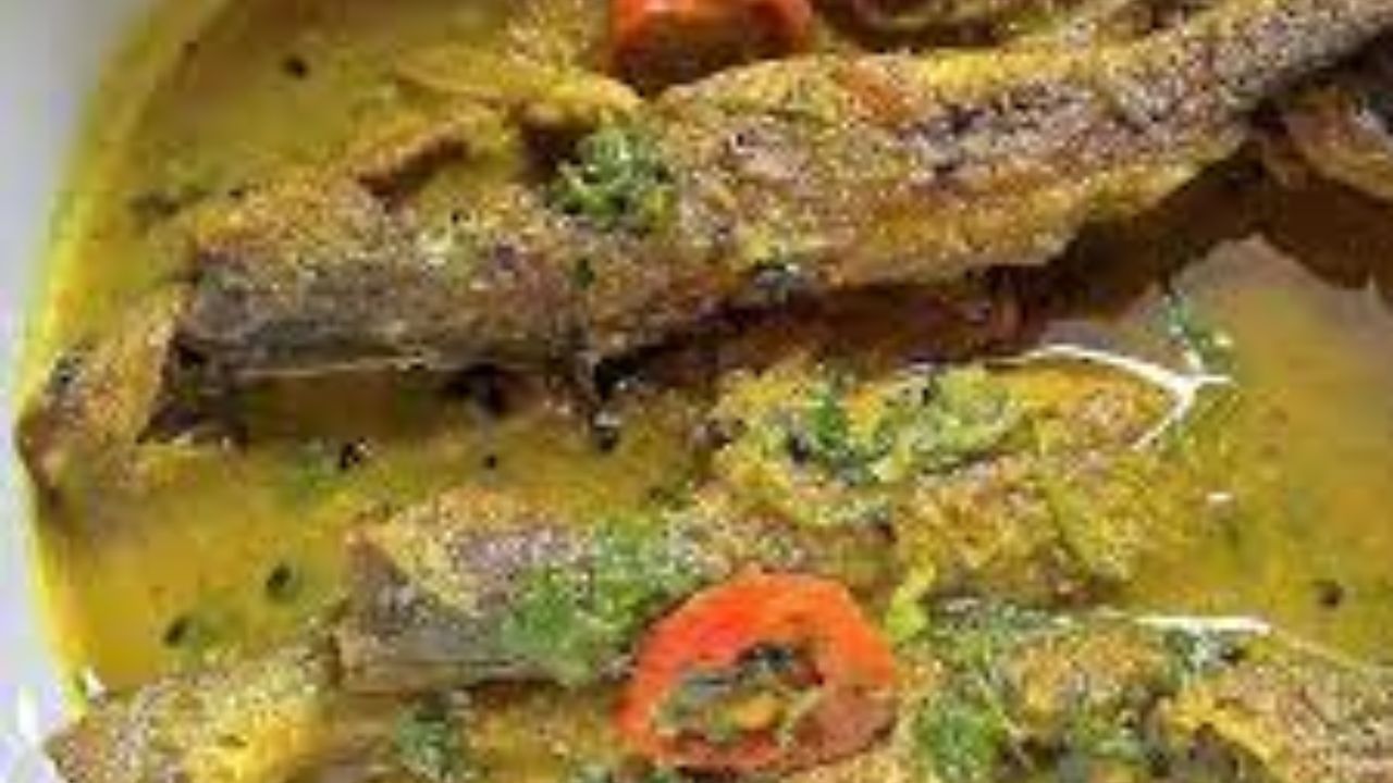 মাছের গায়ে সামান্যই হলুদ মাখিয়ে নেবেন। এবার গ্যাসে একটা প্যান বসিয়ে তাতে ২ চামচ তেল দিতে হবে। এবার এতে মাছ দিয়ে ঢাকা দিয়ে দিতে হবে। ঢাকা দিয়ে মাছ ভাজবেন। কারণ ট্যাংরা মাছ খুবই ফাটে, তেল ছিটকে আসার সম্ভাবনা থাকে। তাই এভাবে ভেজে নেবেন উল্টে পাল্টে 