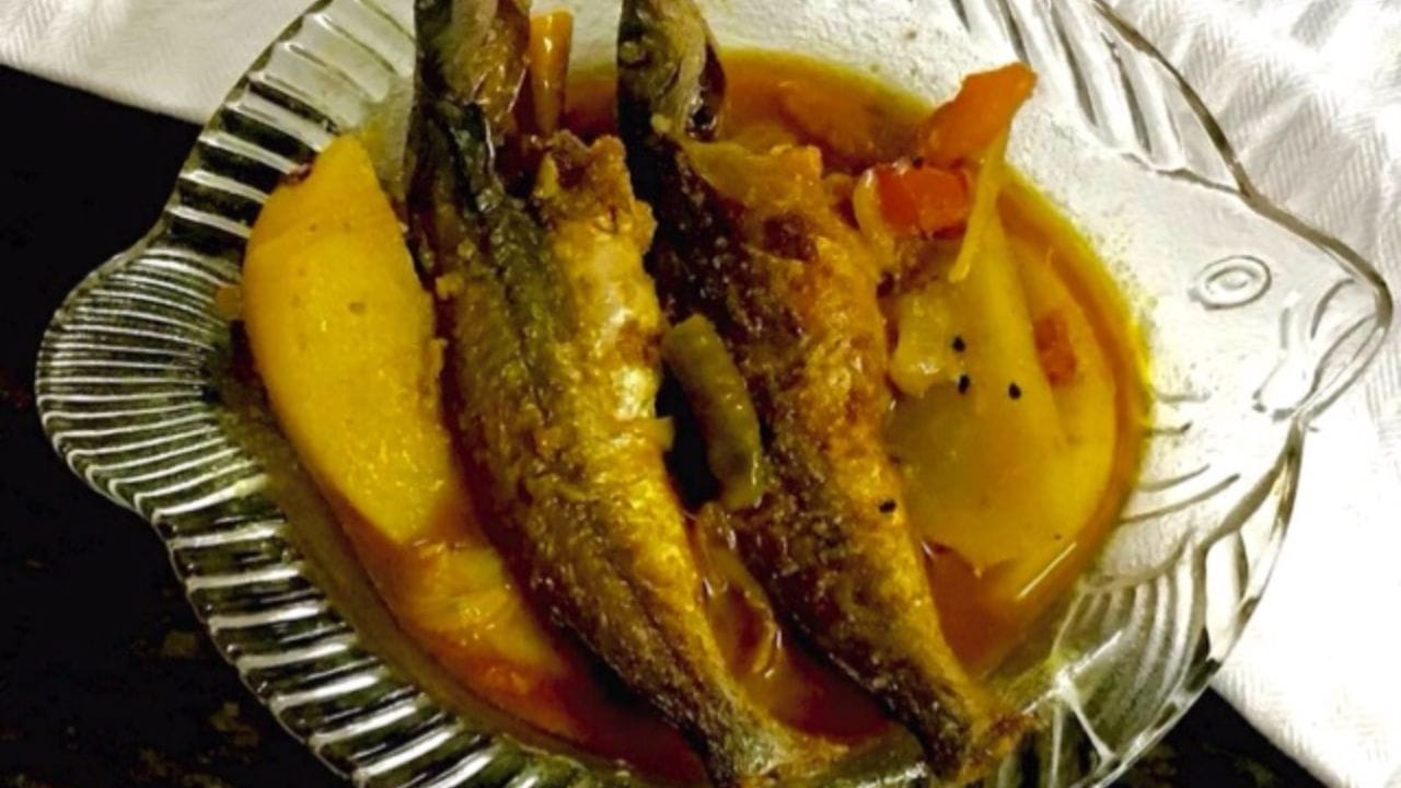 ট্যাংরা ভাল করে ধুয়ে নুন মাখিয়ে রেখে দিতে হবে। এতে জল ঝরে যাবে। মাঝারি সাইজের বেগুন বড় বড় টুকরো করে কেটে রাখুন। আলু, পেঁয়াজকলি লম্বা করে কেটে রাখুন। সবজি থাকায় এই মাছে ঝোল বানাতে একদম অল্প মশলা লাগে। আর এতেই কিন্তু দারুণ স্বাদ পাওয়া যায় 