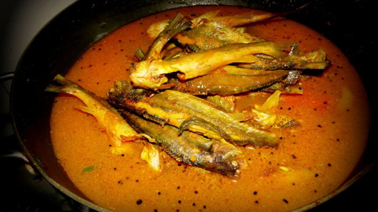 অন্যবেলা সময় থাকলে অন্য কিছু বানাবেন। দেখে নিন কী ভাবে বানিয়ে নেবেন এই সহজ ট্যাংরার ঝোল। গরম ভাতে এই ঝোল থাকলে আর কোনও কিছুই লাগবে না। 