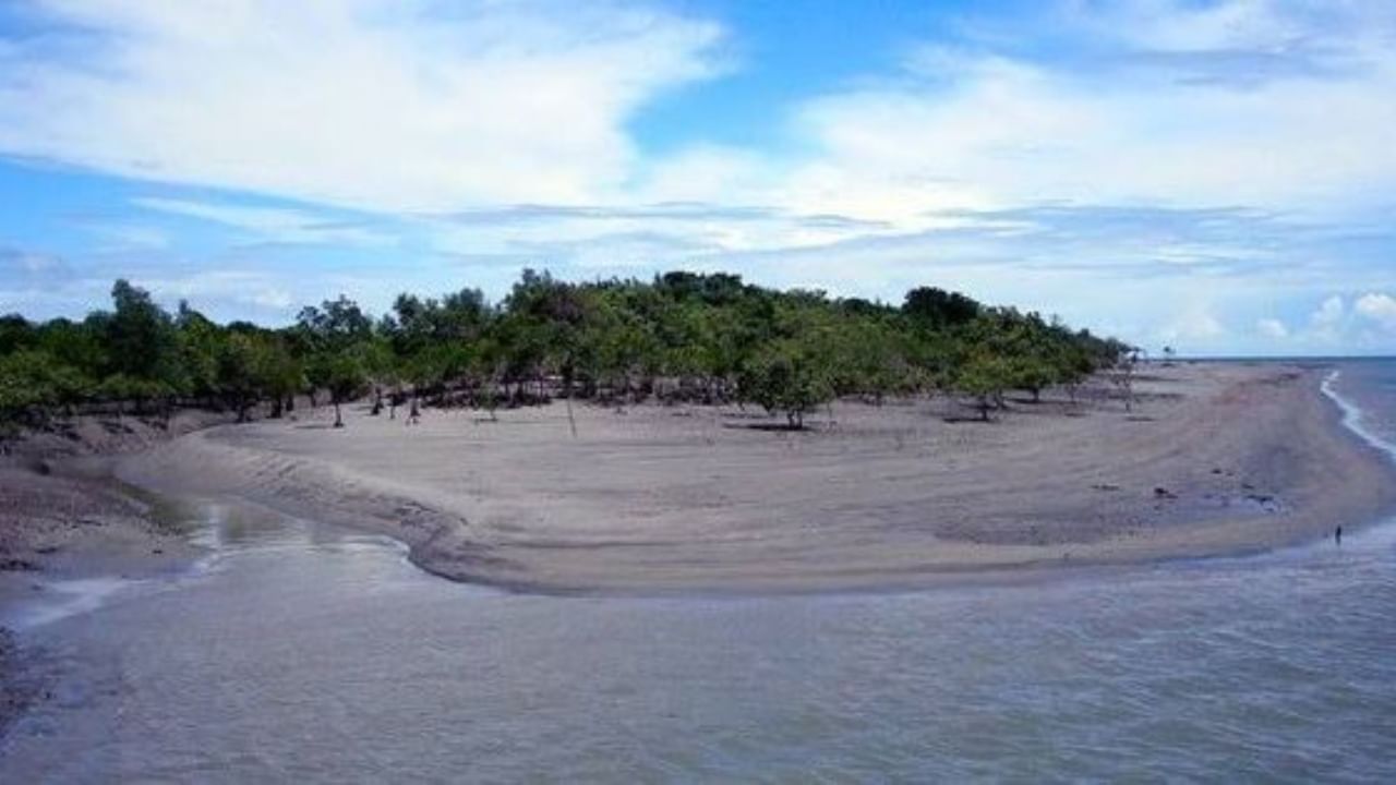 মাছরাঙা দ্বীপ - ইছামতী নদীর উপর, ভারত-বাংলাদেশ সীমান্তের কাছেই অবস্থিত এই দ্বীপ। ম্যানগ্রোভের ঘন জঙ্গলের সঙ্গে দেখা মেলে মাছরাঙা পাখিদের। টাকি থেকে নৌকা অথবা লঞ্চে এই দ্বীপে পৌঁছন যায়।