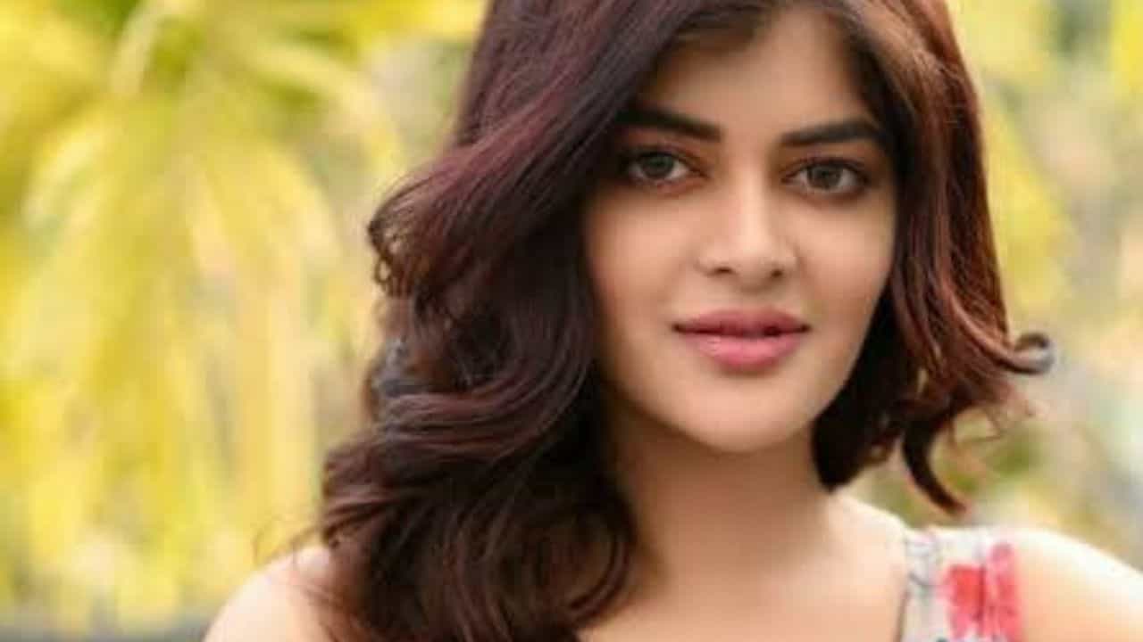 সোলো ট্রিপে গেলে কে এত ছবি তুলে দেন মধুমিতার? সোলো ট্রিপে গেলে কে এত ছবি তুলে দেন মধুমিতার?