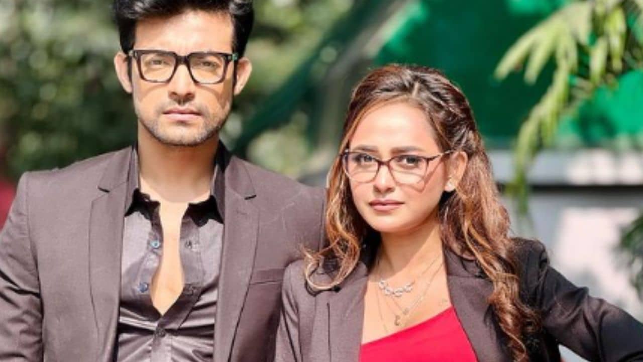 আমরা সত্যি সম্পর্কে আছি, রণজয়ের সঙ্গে ছবি দিয়ে বললেন মিশমি!