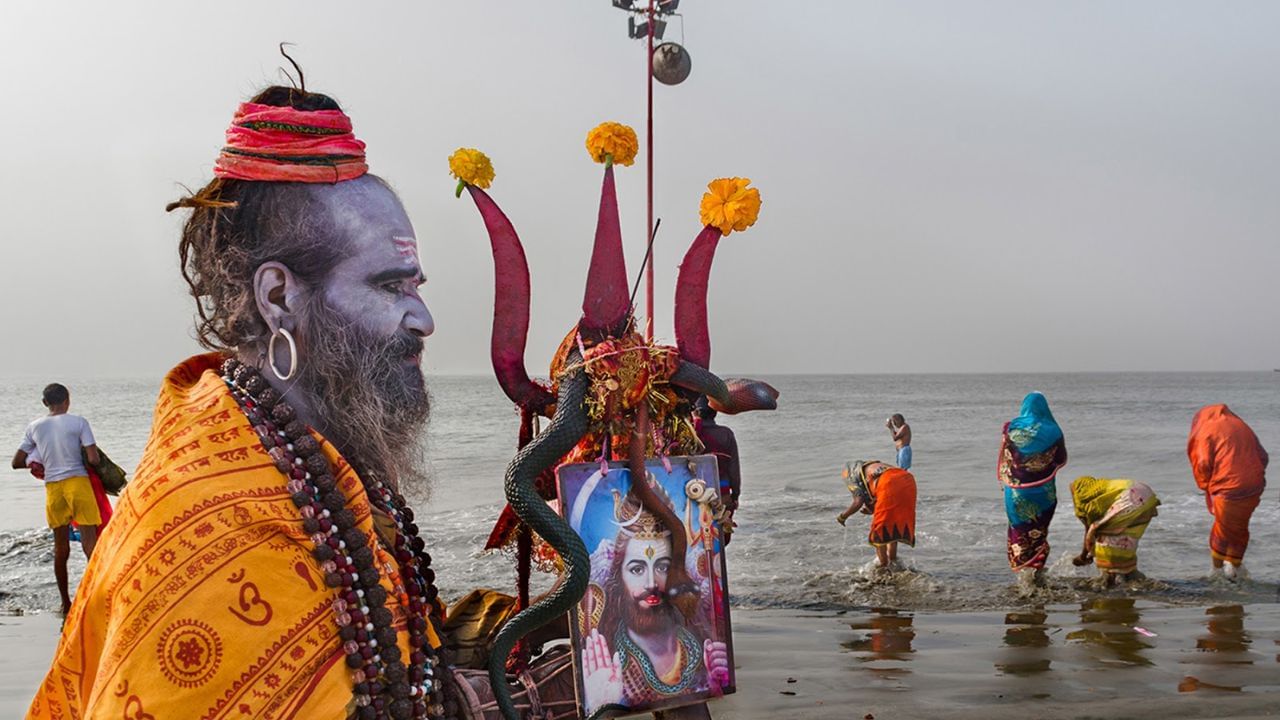 কথিত আছে, উত্তরায়ণের শুভক্ষণে দেবদেবীরা জেগে ওঠেন। আর সেই শুভক্ষণে বা ব্রহ্ম মুহূর্তে স্নান-দান করা হলে তা শুভ ফল লাভ করা যায়য  শুধু ধর্মের ক্ষেত্রেই নয়, মকর সংক্রান্তির উল্লেখ রয়েছে মহাভারতেও। মহাভারতের কুরুক্ষেত্রে যুদ্ধের সময় বিশ্ববিখ্যাত জিতেন্দ্র মহাপুরুষ ভীষ্মের মহাপ্রয়াণেক স্মৃতির জন্য পৌষ সংক্রান্তির গুরুত্ব ও মর্যাদা রয়েছে। 