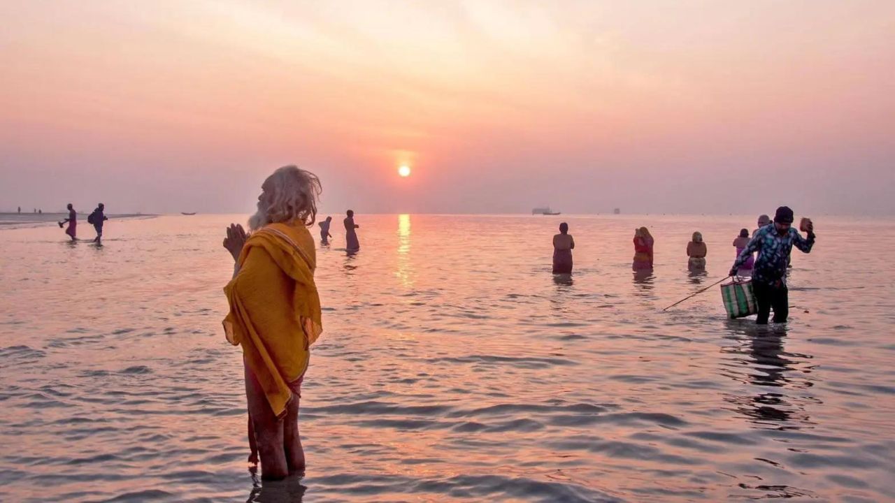 মকর সংক্রান্তির দিনে গঙ্গায় স্নানের বিশেষ তাৎপর্য রয়েছে। যদি গঙ্গা নদীতে স্নান করতে না যেতে পারেন তবে বাড়িতে স্নানের জলে গঙ্গাজল ও কালো তিল মিশিয়ে গঙ্গায় স্নানের মতো পুণ্য পাবেন। 