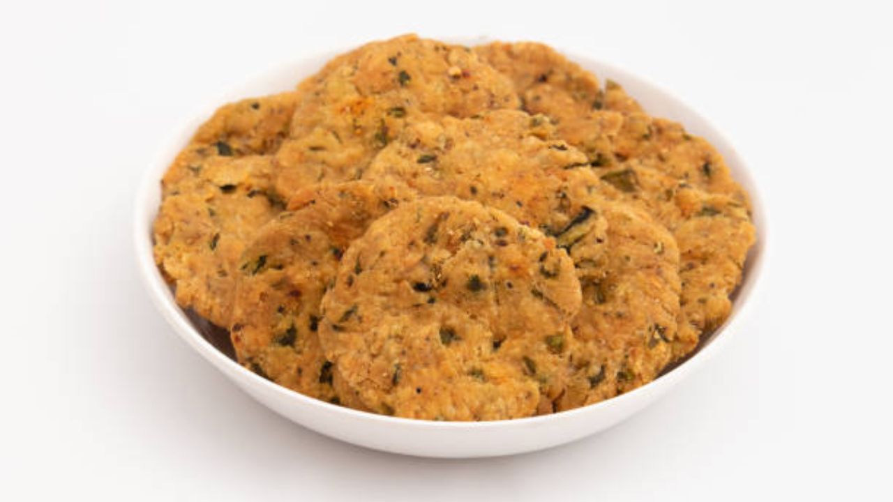 নিমকি ভাজতে কড়াইতে সাদা তেল দিয়ে দিন। তেল গরম হলে একটা একটা করে নিমকি গরম তেলে দিয়ে ভেজে নিতে হবে। আঁচ কমিয়ে রাখুন। তিন থেকে চার মিনিট মিডিয়াম ফ্লেমে ভেজে নিতে হবে। বাকি নিমকিও একই ভাবে ভেজে নিন