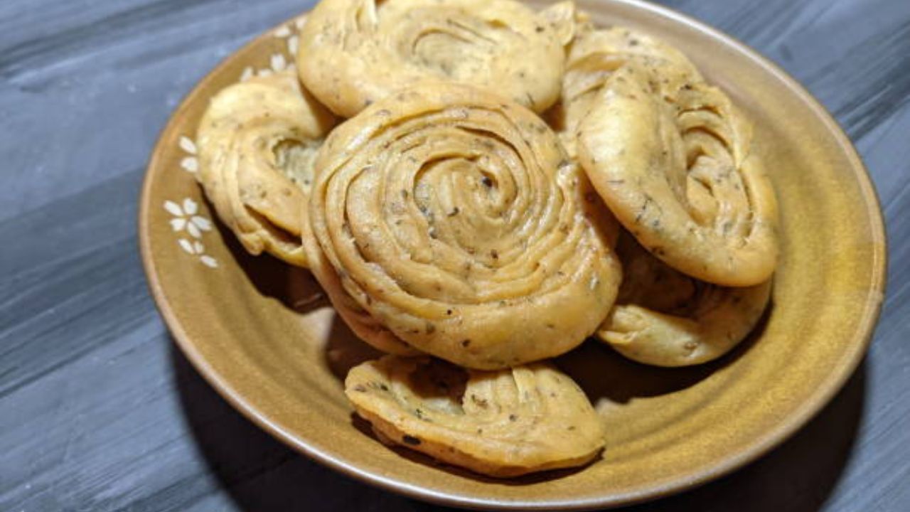 ঢাকা দিয়ে ২০ মিনিট রেখে দিন। এবার ডো থেকে লেচি কেটে নিতে হবে। বেলনিতে আটা ছড়িয়ে গোল রুটির আকারে বেলে নিতে হবে। মোটা রেখেই বেলে নেবেন। পাতলা হলে ভেঙে যাবে। ছুরি দিয়ে লম্বা শেপে তা কেটে নিতে হবে 