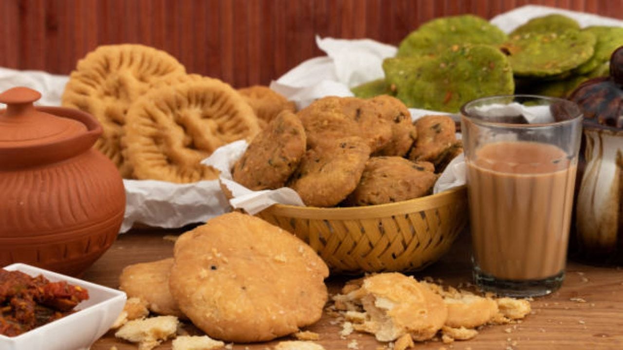 এক চামচ গোটা জিরে আর সাদা তেল এক চামচ দিয়ে ময়ান দিন। এবার কুচিয়ে রাখা মেথিশাক দিয়ে ভাল করে মিশিয়ে নিতে হবে। অল্প অল্প জল দিয়ে মেথি শাক মাখতে থাকুন। খুব শক্ত মাখা হবে না। শক্ত মাখা হলে সুজি ফুলে যাবে 