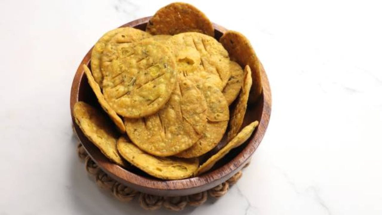 একমুঠো মেথিশাক খুব মিহি করে কুচিয়ে নিতে হবে। একটা বাটিতে ২ বাটি আটা, ১ বাটি ময়দা, হাফ বাটি সুজি, ১ চামচ জোয়ান, ১ চামচ কালোজিরে, স্বাদমতো নুন দিয়ে প্রথমে ফকনো ভাল করে মেখে নিতে হবে 