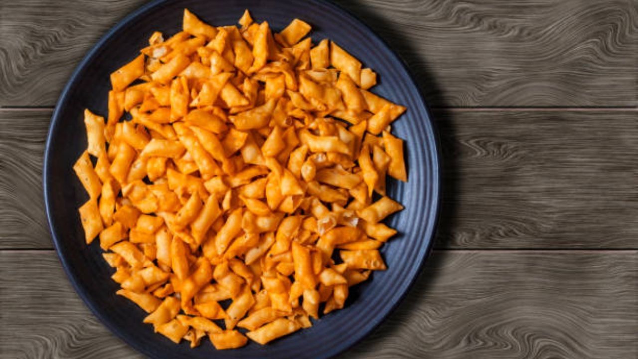 শ্বাসকষ্ট থেকে হজমের সমস্যায় উপকার- মেথির শাকে রয়েছে আয়রন, ক্যালশিয়াম, সোডিয়াম, পটাশিয়াম, ম্যাগনেশিয়াম, জিঙ্কের মতো পুষ্টি গুণ। অনেক সময়ই মদ্যপানের অভ্যাসের জেরে জীবনধারণগত কিছু কুপ্রভাব শরীরে পড়ে। সেক্ষেত্রে লিভারের খেয়াল রাখতে মেথি শাক খুবই উপকারি বলে দাবি করা হয়