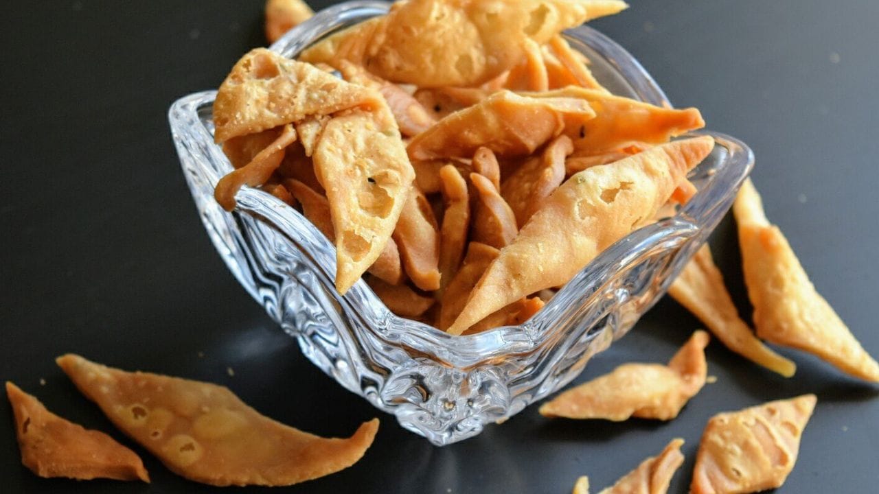 শীতের দিনে বাজারে প্রচুর টাটকা শাক সবজি আসে। আর সেই তালিকাতে রয়েছে মেথি শাকও। বাজারে এত পরিমাণ মেথি শাক এসেছে যে দেখলেই তা খেতে ইচ্ছে করবে। শরীরের জন্য এই মেথি শাক খুবই ভাল 