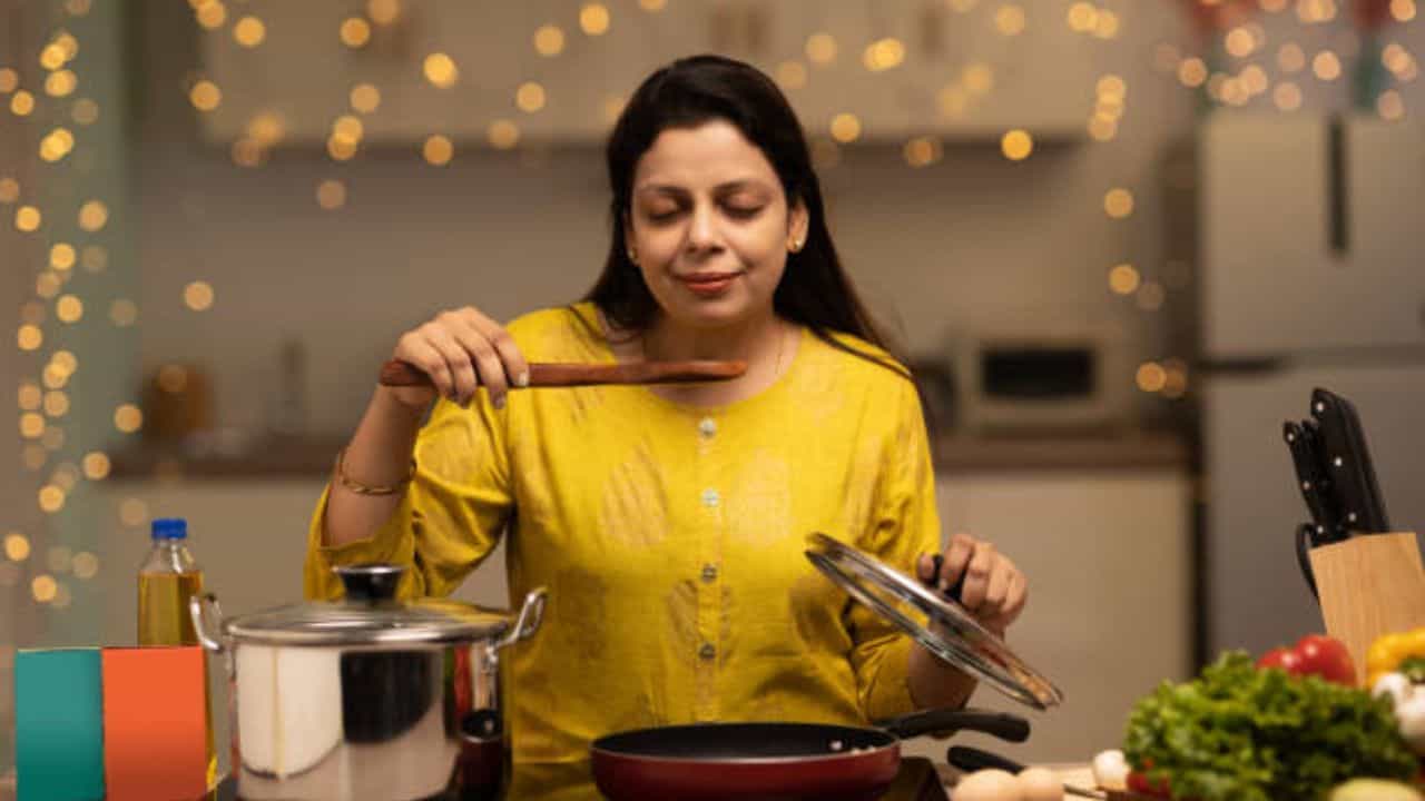 Onepot meal: শীতের দিনে ঝামেলার রান্না করতে আর ইচ্ছে করছে না? বাড়িতেই বানিয়ে নিন ওয়ান পট এই মিল Onepot meal: শীতের দিনে ঝামেলার রান্না করতে আর ইচ্ছে করছে না? বাড়িতেই বানিয়ে নিন ওয়ান পট এই মিল