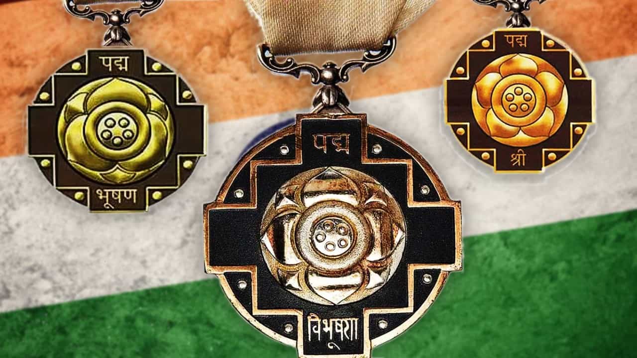 Padma Award 2024: বাংলা থেকে ১১, কোন রাজ্য থেকে কতজন জিতলেন পদ্ম পুরস্কার? দেখে নিন তালিকা Padma Award 2024: বাংলা থেকে ১১, কোন রাজ্য থেকে কতজন জিতলেন পদ্ম পুরস্কার? দেখে নিন তালিকা