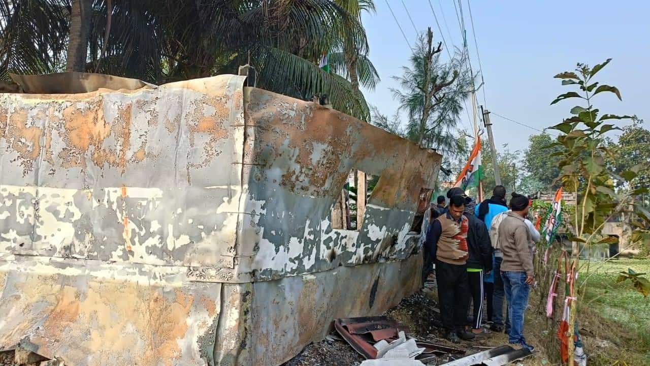 TMC Party Office: প্রতিষ্ঠা দিবসেই পুড়ে ছায় তৃণমূলের পার্টি অফিস TMC Party Office: প্রতিষ্ঠা দিবসেই পুড়ে ছায় তৃণমূলের পার্টি অফিস