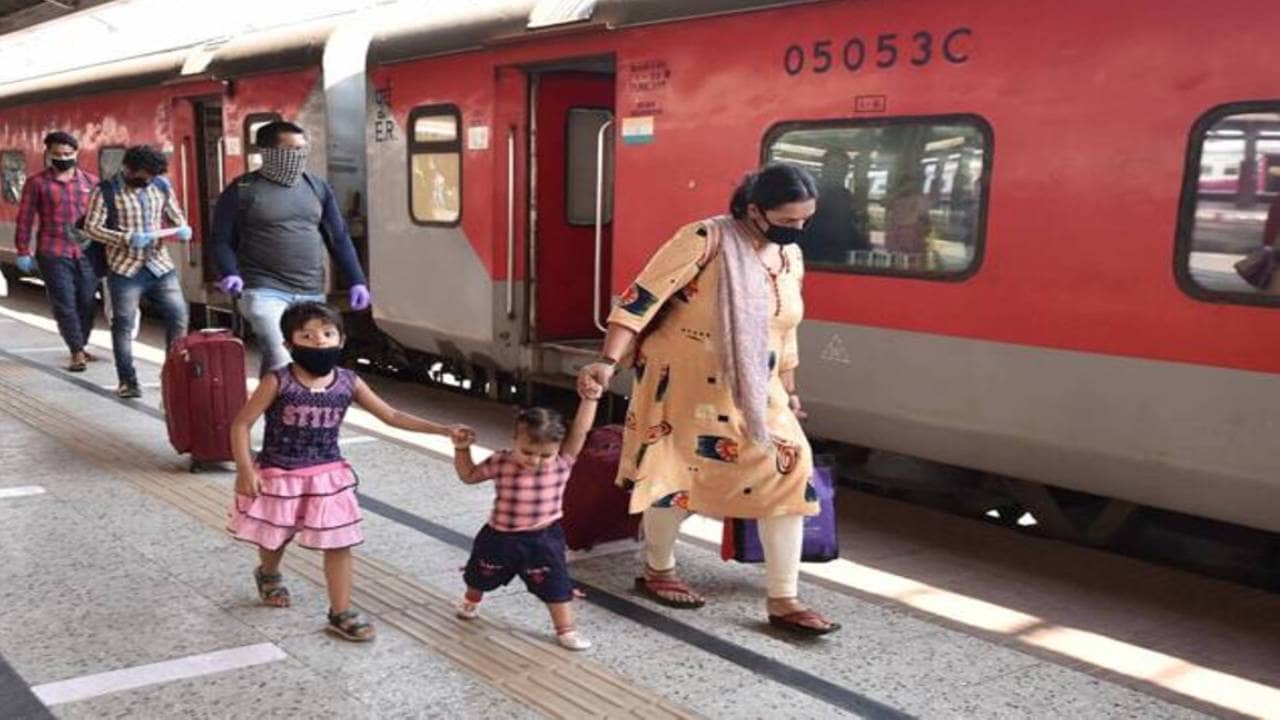 Indian Railway: রেল স্টেশনে দাঁড়িয়ে ব্রাশ করলে কী শাস্তি হতে পারে জানেন? কী বলছে আইন?