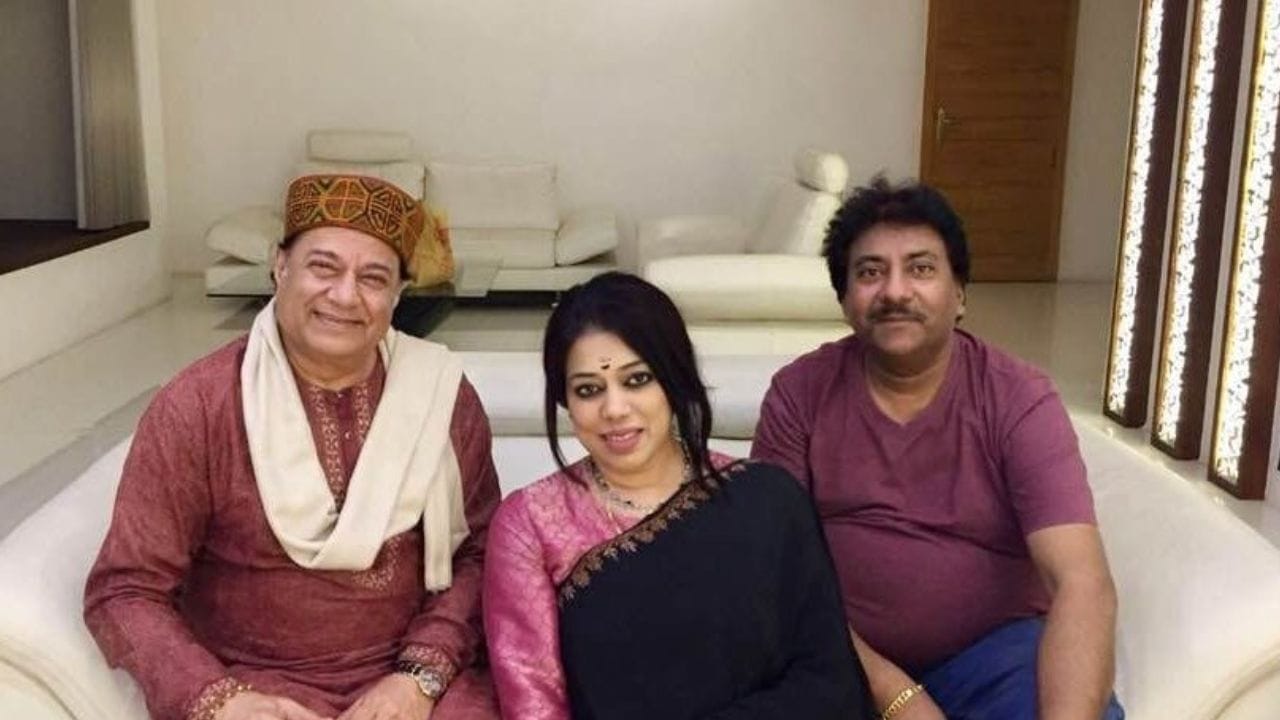 খবরটা কাউকে জানতে দেননি জয়িতা। রোষের মুখেও পড়েন। অনেকেরই অভিযোগ ছিল কেন চুপ পরিবার? আজ জয়িতা একা। পাশে সকলে থাকলেও রশিদ নেই। যে মানুষটাকে ভালবেসে মাত্র ২০-২১ বছর বয়সেই নতুন পথচলা শুরু করেছিলেন তিনি। 
