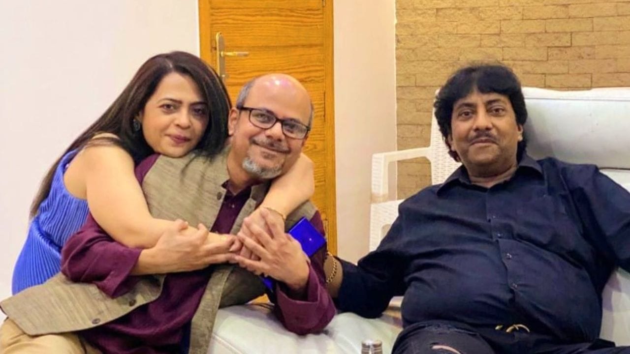  ২ ডিসেম্বর বিয়ের ৩২ বছর পূর্ণ করেছিলেন ওঁরা। তার মাত্র ২০ দিন পরেই যে ঘটে যাবে মর্মান্তিক ঘটনা, তা কী তাঁরা জানতেন? ২২ ডিসেম্বর ব্রেনস্ট্রোকে আক্রান্ত হয়ে কলকাতার এক বেসরকারি হাসপাতালে ভর্তি হয়েছিলেন রশিদ খান। 