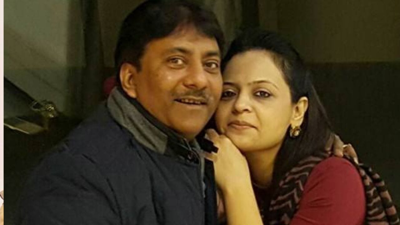 যোগ করেছিলেন,“অনেক তাড়াতাড়ি বিয়ে করে নিয়েছিলাম আমরা। ২২-২৩ বছর বয়স ছিল তখন। আমাদের অ্যারেঞ্জ-লাভ ম্যারেজ ছিল। ওঁকে একটাই কথা বলতে চাই, কাটিয়ে দিলাম ভাল করে।”