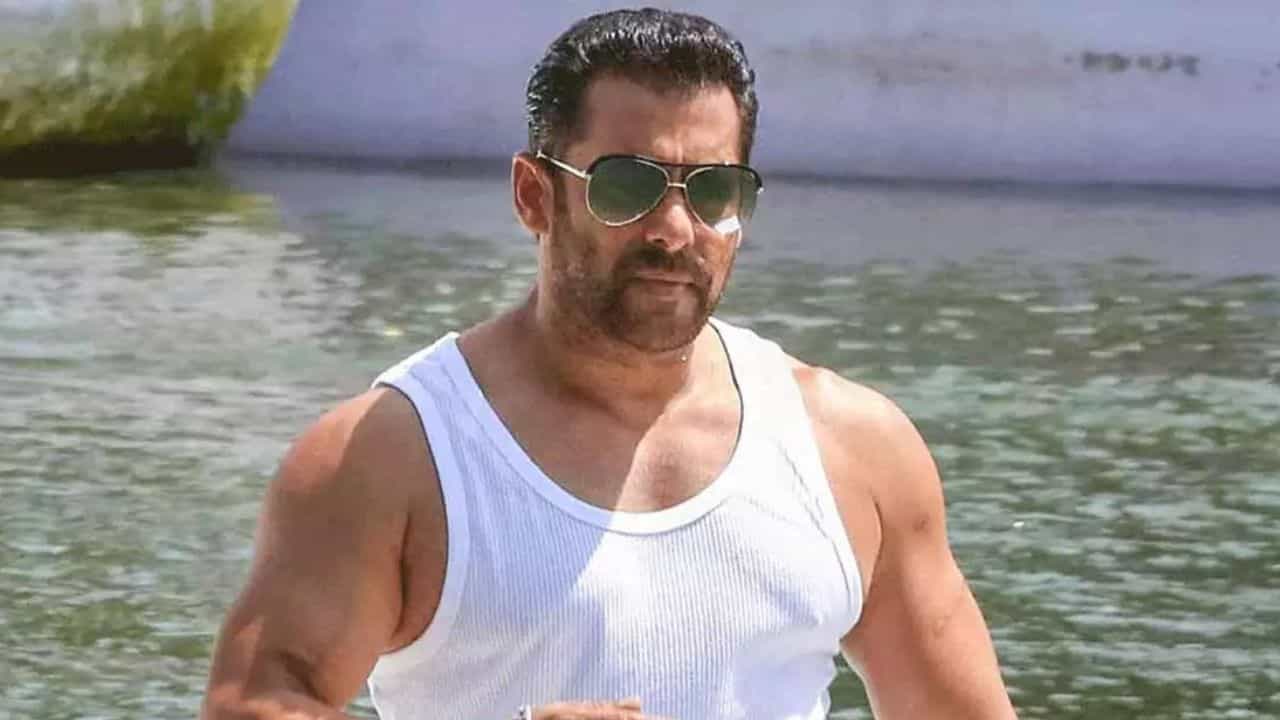 নিজে বিয়ে করেননি, তবে লোকের বিয়েতে মদও সার্ভ করেছেন সলমন খান নিজে বিয়ে করেননি, তবে লোকের বিয়েতে মদও সার্ভ করেছেন সলমন খান