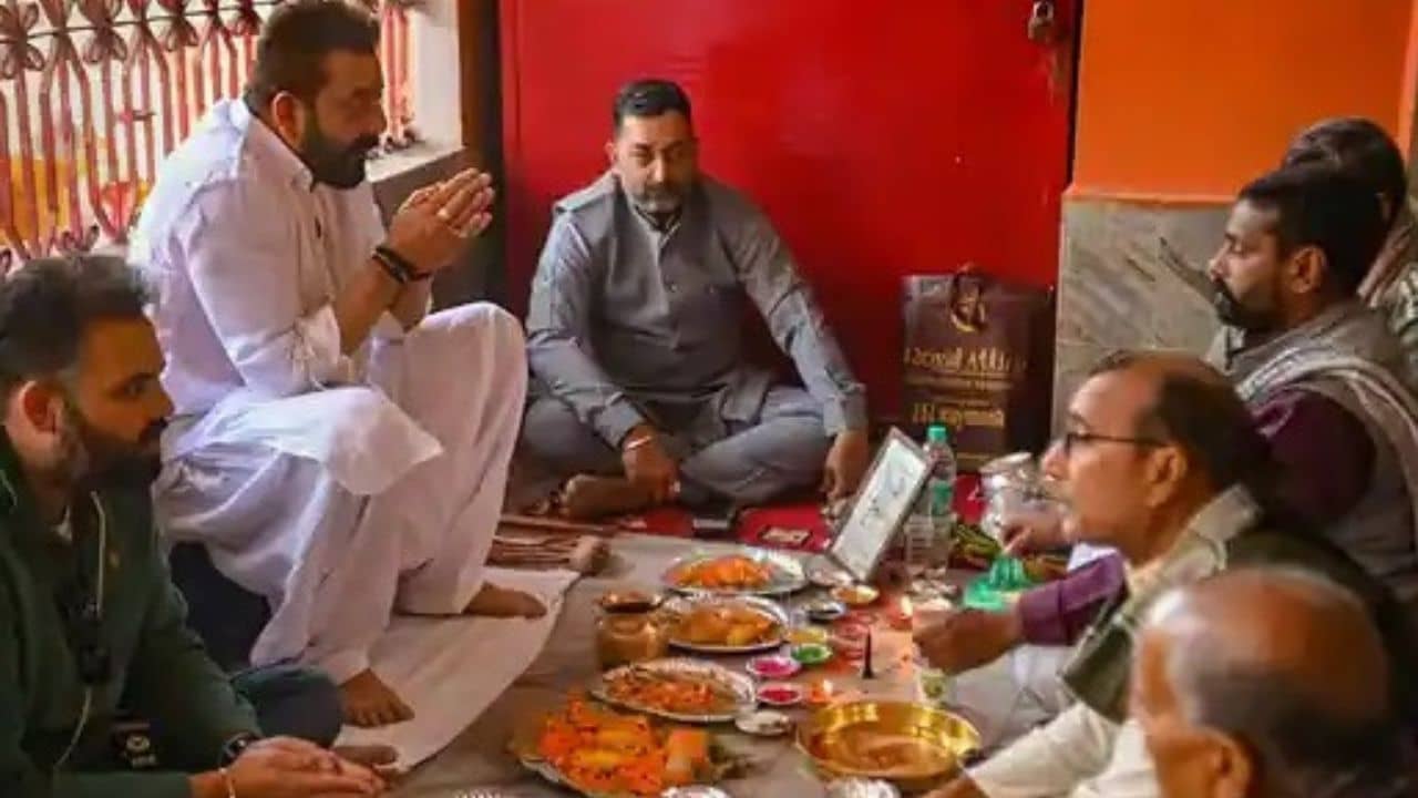 বাবা-মায়ের মৃত্যুর ১৯ বছর পর গয়ায় পিণ্ডদান করলেন সঞ্জয়; পুরোহিতের অভিজ্ঞতা বিরল