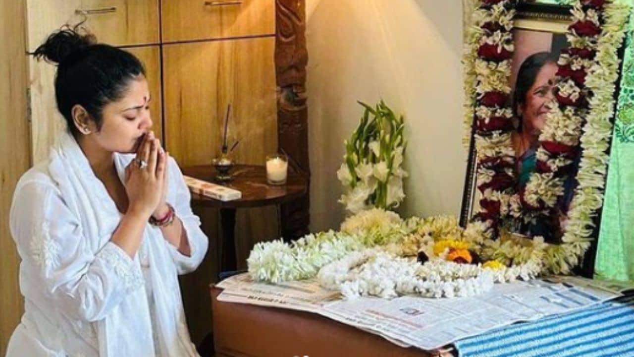 উচ্চমানের মানুষই এমন দিনে দেহ রাখার ভাগ্য পায়, জন্মদিনেই মাকে মুক্তি দিলেন সায়নী