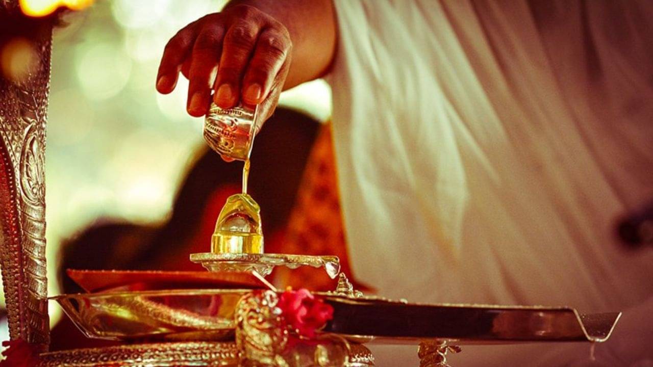 Shiv Puja Tips: শিবলিঙ্গ নয়, নন্দী মুদ্রা পুজো করুন মহিলারা! মাথায় রাখুন এই সঠিক নিয়মগুলি