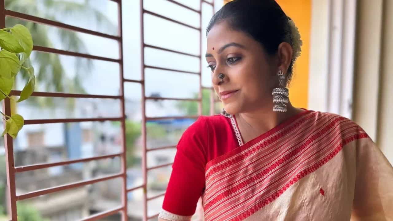 বাংলা বিনোদন জগতের জনপ্রিয় অভিনেত্রী স্নেহা চট্টোপাধ্যায়। অনেকগুলো বছর ধরে বাংলা সিরিয়ালে অভিনয় করছেন তিনি। একাধিক বাংলা সিরিয়ালে অভিনয় করেছেন ভাল-খারাপ দুই ধরনের চরিত্রেই।