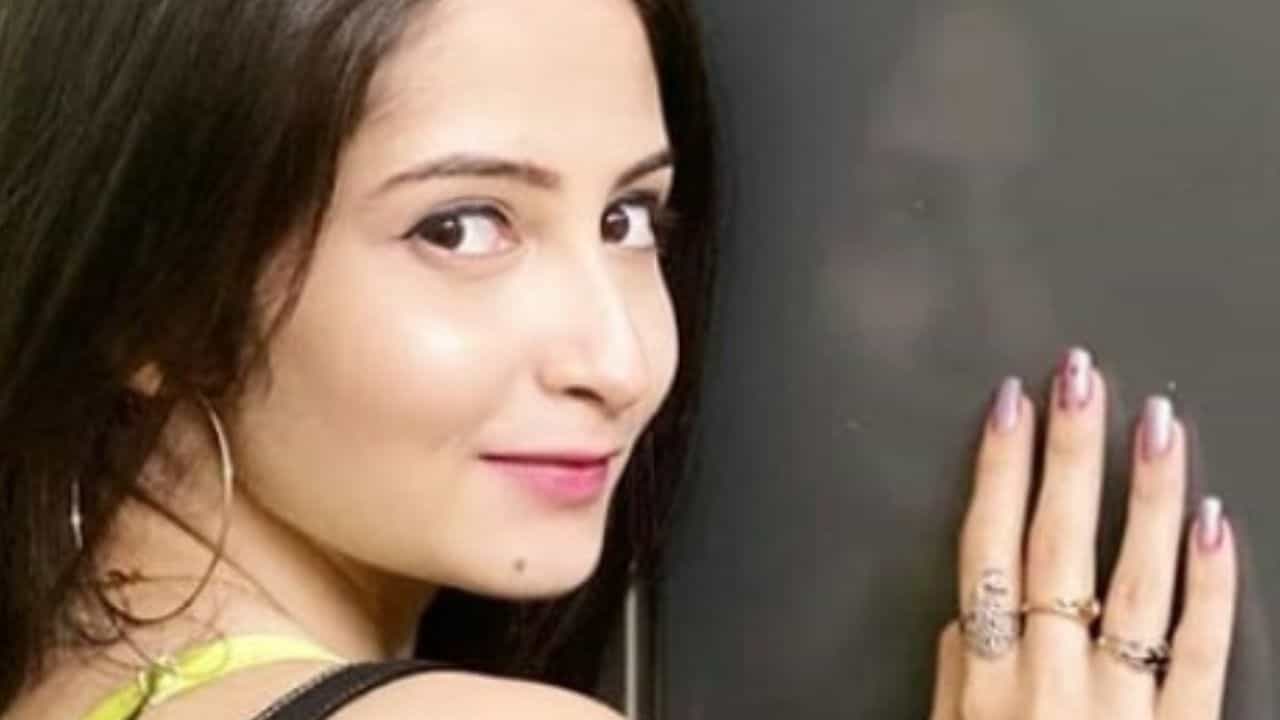 শ্রীমার নখে নেল পালিশ দেখে অজ্ঞান প্রেমিক! কী ঘটেছিল? শ্রীমার নখে নেল পালিশ দেখে অজ্ঞান প্রেমিক! কী ঘটেছিল?
