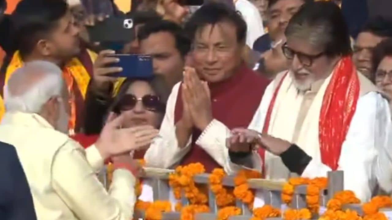 এত ব্যস্ততার মধ্যেও বিগ-বিকে দেখে হাত বাড়িয়ে কী বললেন মোদী?