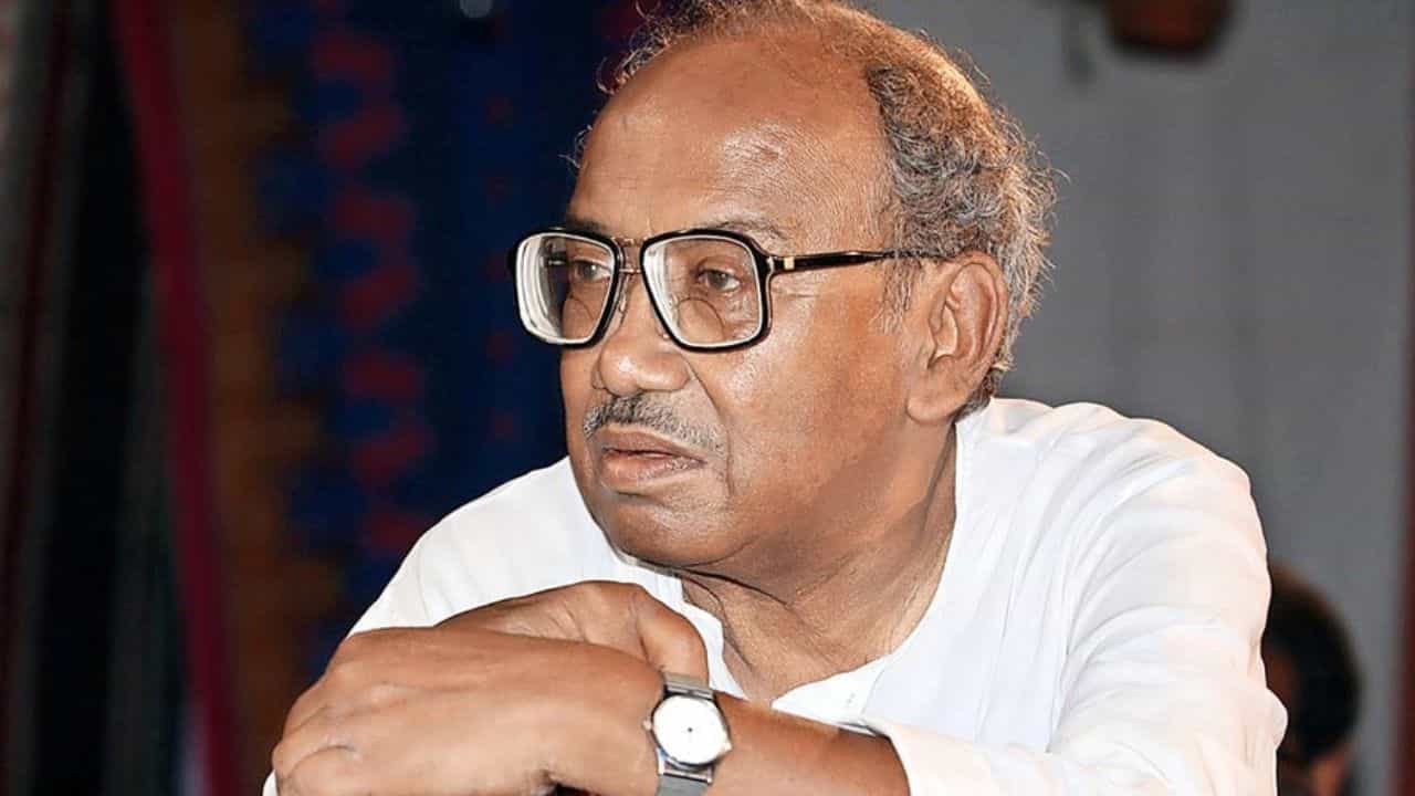 কথা বলতে পারছিলেন না! মৃত্যুর আগে কাঁপা হাতে তরুণ মজুমদার লিখেছিলেন কোন ৩ শব্দ? কথা বলতে পারছিলেন না! মৃত্যুর আগে কাঁপা হাতে তরুণ মজুমদার লিখেছিলেন কোন ৩ শব্দ?