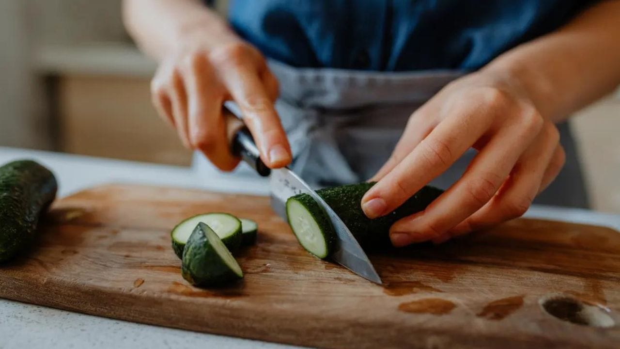 Vastu And Astro Tips for Knife নিজ সুরক্ষার জন্য তো বটেই, বালিশের নীচে