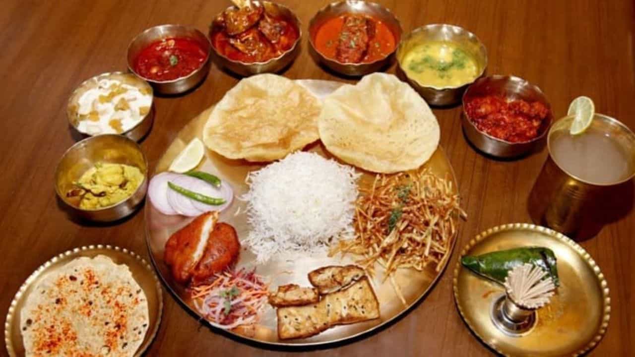 ভাতের সঙ্গে পাঁচমিশালি সবজির তরকারি নাকি মাছের ঝাল? কোন ধরনের খাবার বেশি উপযোগী? ভাতের সঙ্গে পাঁচমিশালি সবজির তরকারি নাকি মাছের ঝাল? কোন ধরনের খাবার বেশি উপযোগী?