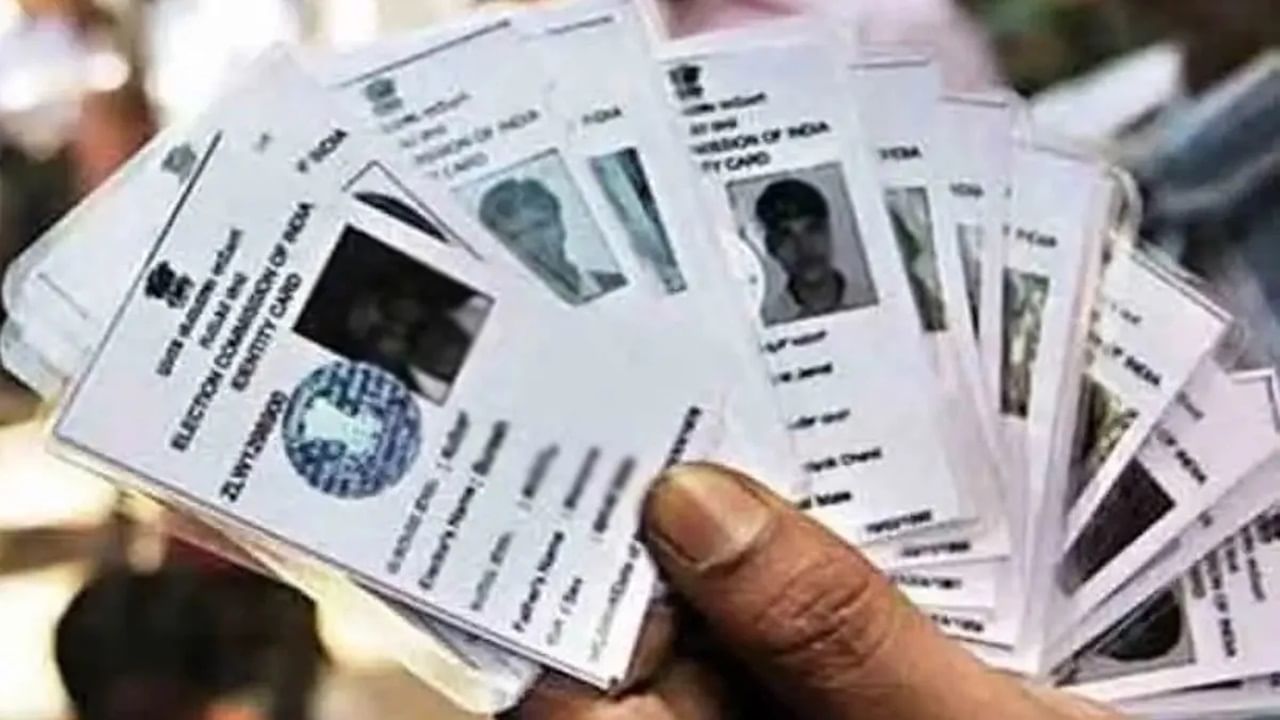 Voter ID কার্ডে আপনার নামে গন্ডগোল? লোকসভা ভোটের আগে এভাবে করে নিন সংশোধন Voter ID কার্ডে আপনার নামে গন্ডগোল? লোকসভা ভোটের আগে এভাবে করে নিন সংশোধন