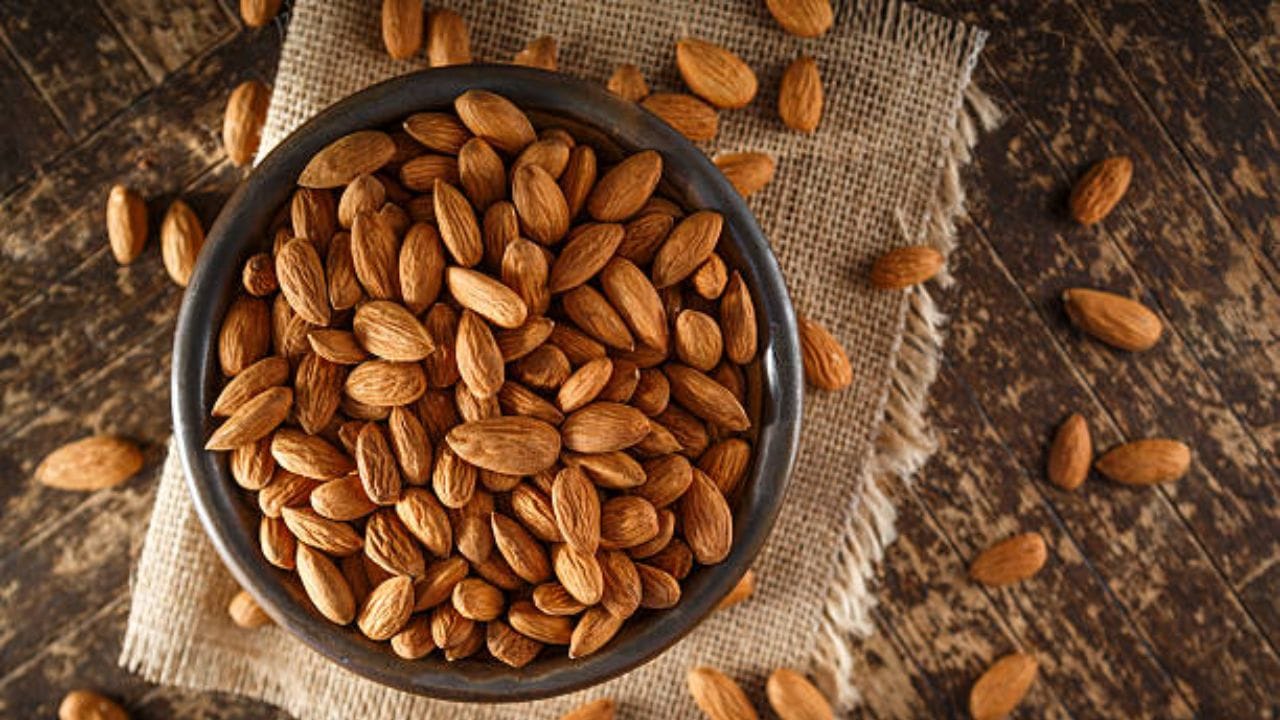 আমন্ড ভিটামিন ই-এর সমৃদ্ধ উৎস, এটি একটি শক্তিশালী অ্যান্টিঅক্সিডেন্ট। এটি অক্সিডেটিভ চাপ কমিয়ে এবং ফ্রি র্যাডিকেলের সঙ্গে লড়াই করে ত্বকের স্বাস্থ্য বজায় রাখে। সকালে আমন্ড খান।