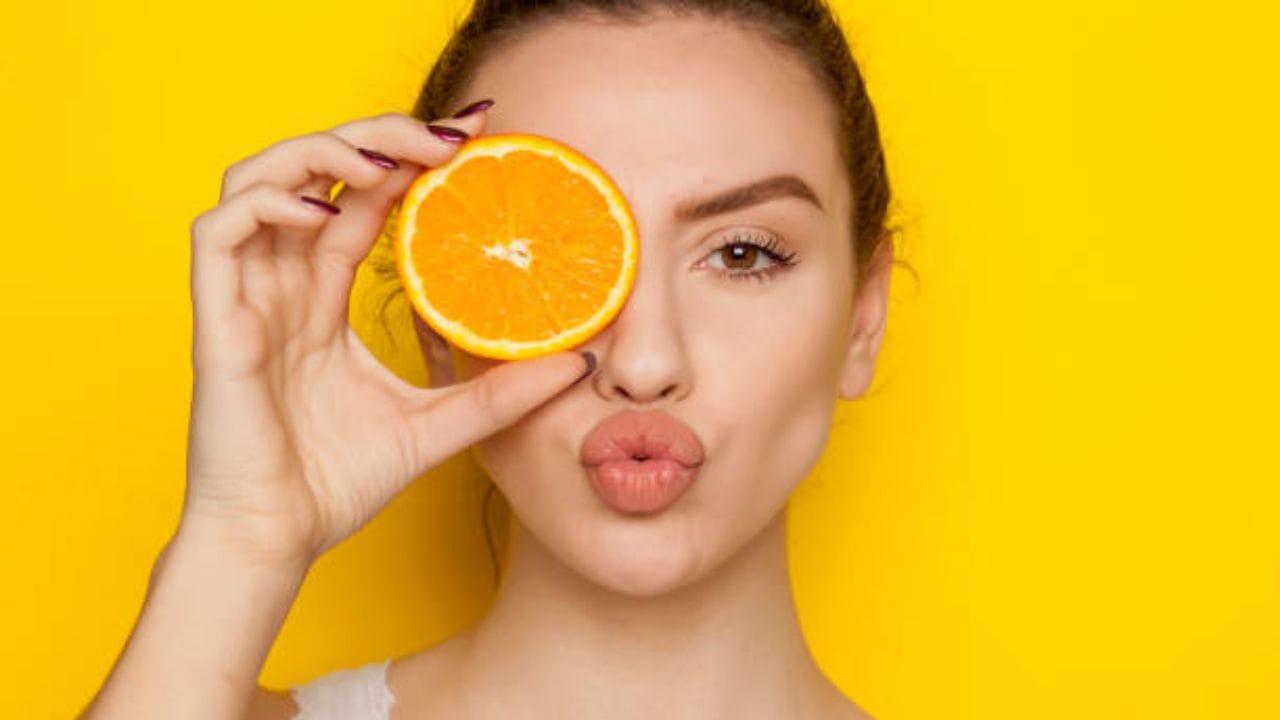 কমলালেবু খেতে ভুলবেন না। কমলালেবুর মধ্যে ভিটামিন সি রয়েছে, যা ত্বককে সংক্রমণের হাত থেকে রক্ষা করে। ব্রণ, দাগছোপের মতো সমস্যা থেকে ত্বককে রক্ষা করে ভিটামিন সি।