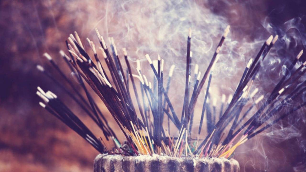 Astro Tips: পুজো মানেই ধূপের গন্ধ! সপ্তাহের এই দুদিন ধূপকাঠি জ্বালালেই ধেয়ে আসবে বিপদ