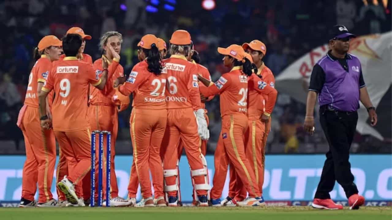 WPL 2024: ২ কোটির প্লেয়ার ছিটকে গেল চোটে, মারাত্মক চাপে গুজরাট WPL 2024: ২ কোটির প্লেয়ার ছিটকে গেল চোটে, মারাত্মক চাপে গুজরাট