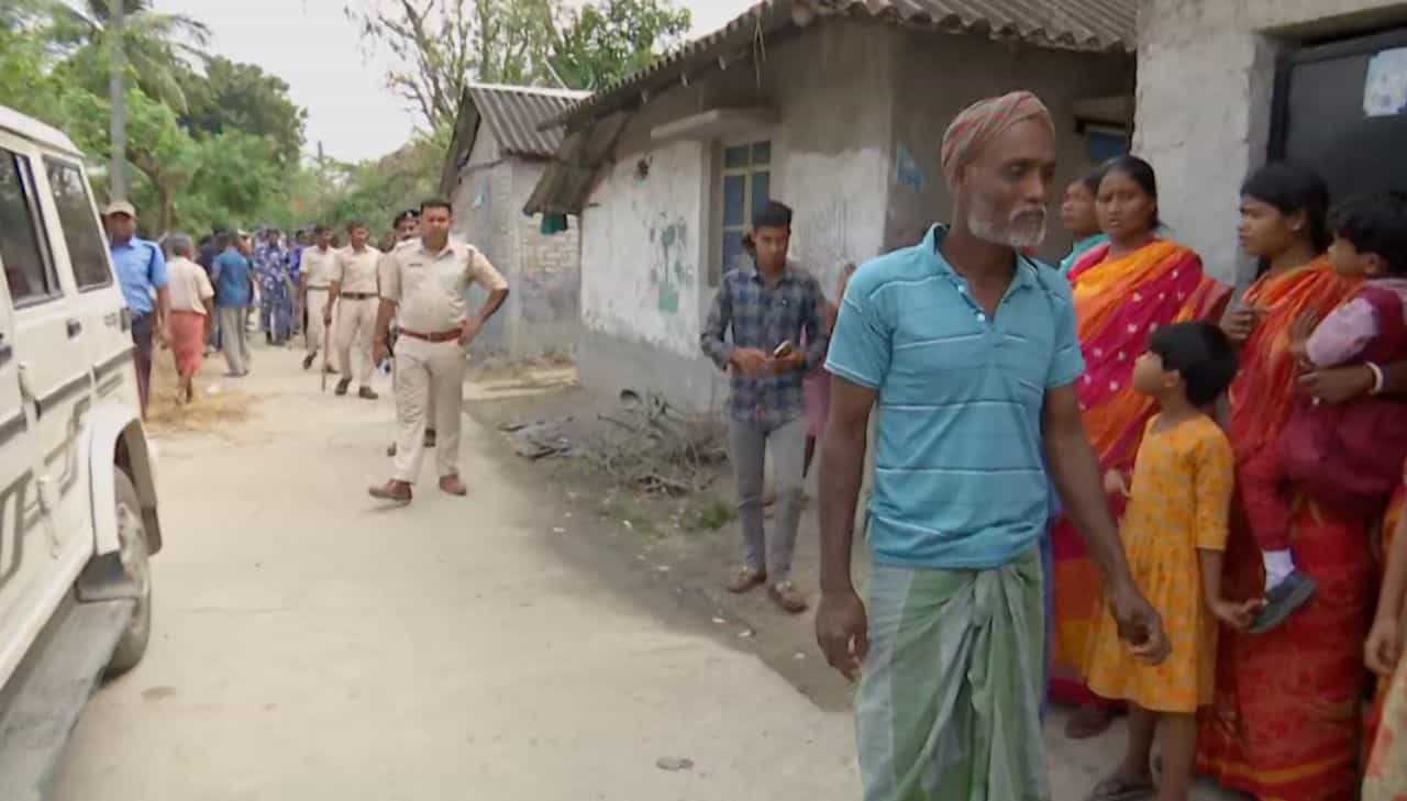 'ঘরে ঢুকে শাড়ি-ব্লাউজ ধরে টানে, খিমচে দেয়', এবার শাহজাহান- ঘনিষ্ঠের স্ত্রী-মেয়ের সঙ্গেই... রূপ বদলাচ্ছে সন্দেশখালি 'ঘরে ঢুকে শাড়ি-ব্লাউজ ধরে টানে, খিমচে দেয়', এবার শাহজাহান- ঘনিষ্ঠের স্ত্রী-মেয়ের সঙ্গেই... রূপ বদলাচ্ছে সন্দেশখালি