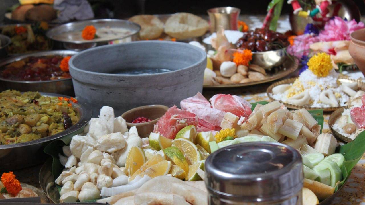 Hindu Rules: বেশি চিনি-নকুলদানা দিলেই মিলবে পুণ্য? ঠাকুরকে ভোগ দেওয়ার আগে সঠিক নিয়ম