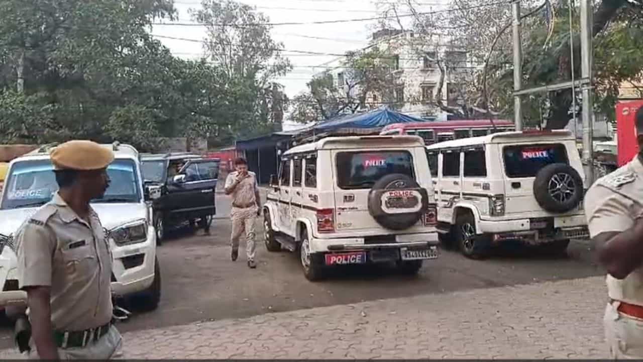 Asansol: নোংরা কুড়োনির বেশে চলত রেইকি! আসানসোলে বড় চক্রের পর্দাফাঁস Asansol: নোংরা কুড়োনির বেশে চলত রেইকি! আসানসোলে বড় চক্রের পর্দাফাঁস