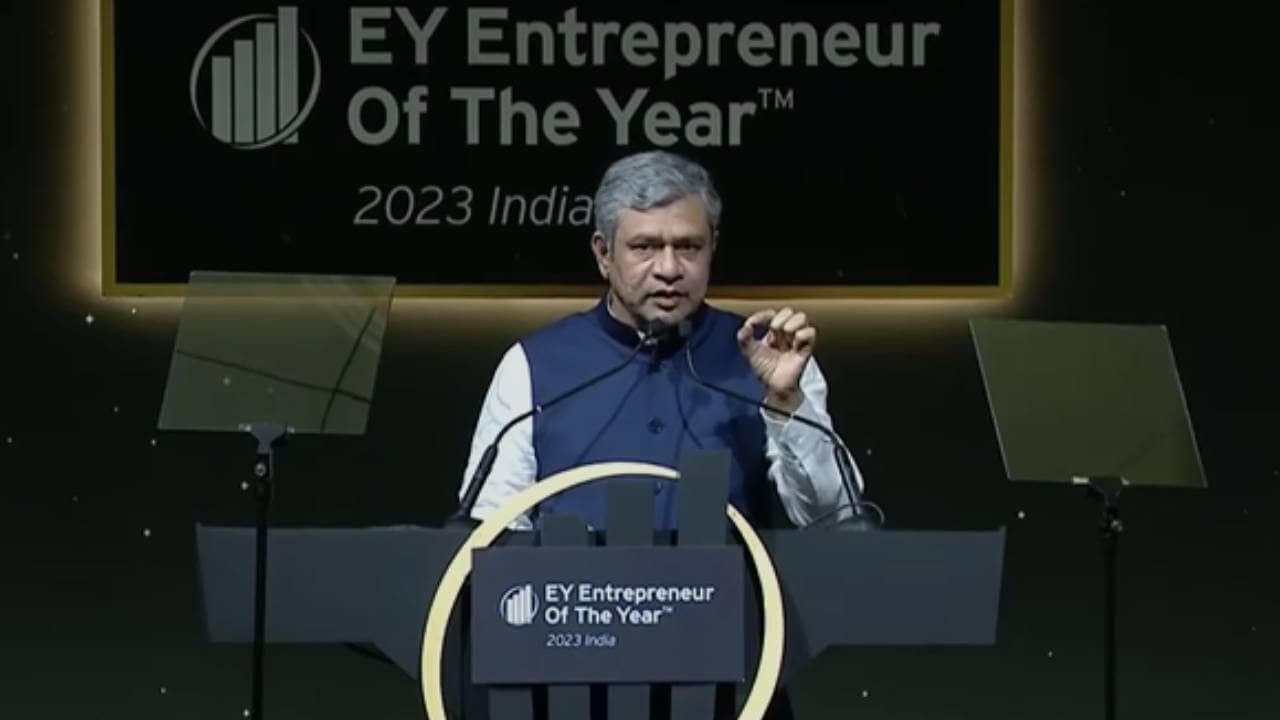 EY Entrepreneur of the Year: উদ্যোগপতিদের ভারতের বাজারে লগ্নির ডাক অশ্বিনী বৈষ্ণবের