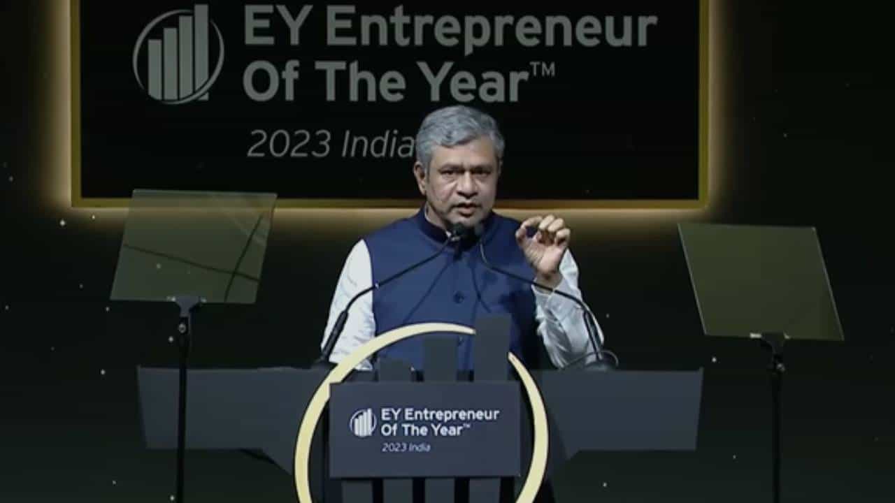 EY Entrepreneur of the Year: উদ্যোগপতিদের ভারতের বাজারে লগ্নির ডাক অশ্বিনী বৈষ্ণবের