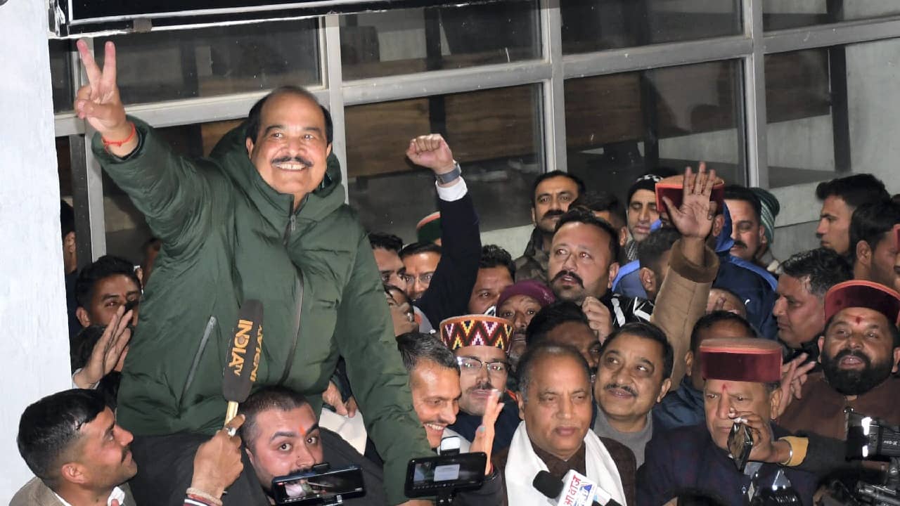 হিমাচলেও পালা বদল? রাজ্যসভা ভোটে BJP-কে ভোট দিয়েই উধাও কং বিধায়করা
