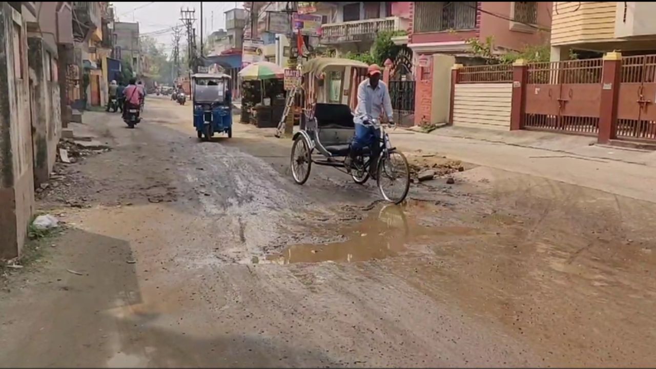 Purbu Burdwan: স্রেফ নেতার বাড়ির গলি ঝকঝকে, আর শহর জুড়ে হা-মুখ রাস্তা! অভিযোগ বিস্তর