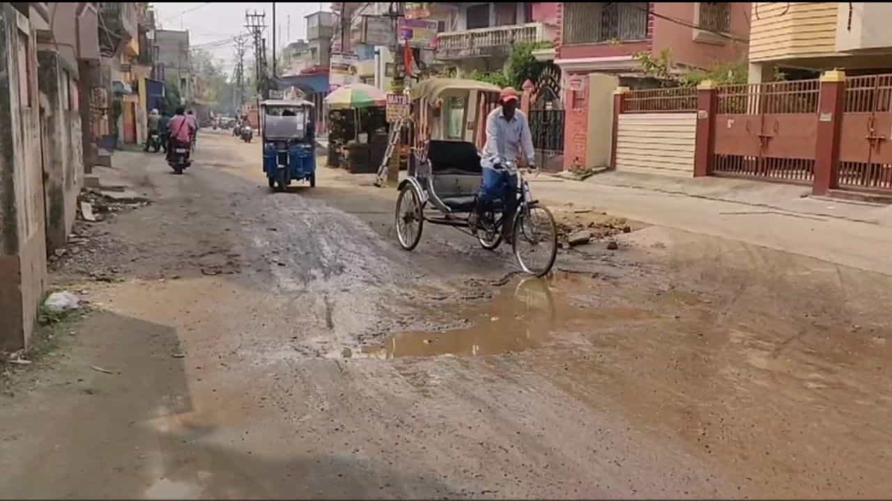 Purbu Burdwan: স্রেফ নেতার বাড়ির গলি ঝকঝকে, আর শহর জুড়ে হা-মুখ রাস্তা! অভিযোগ বিস্তর Purbu Burdwan: স্রেফ নেতার বাড়ির গলি ঝকঝকে, আর শহর জুড়ে হা-মুখ রাস্তা! অভিযোগ বিস্তর